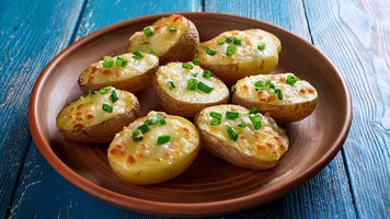 Rezeptbild fürHalbe Kartoffeln gebacken mit  Käse und Lauchzwiebeln
