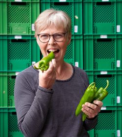 Mann mit roten Paprika in der Hand