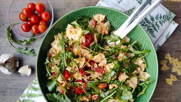 Rezeptbild fürNudelsalat mit Rucola, Tomaten und Parmesan