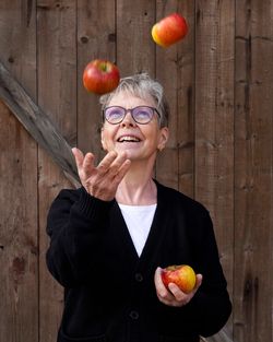 Frau mit dunklen Haaren und einer roten Paprika auf dem Kopf