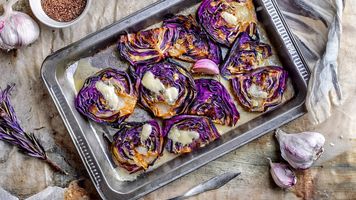 Rezeptbild fürRotkohl-Steaks mit Knoblauchchips