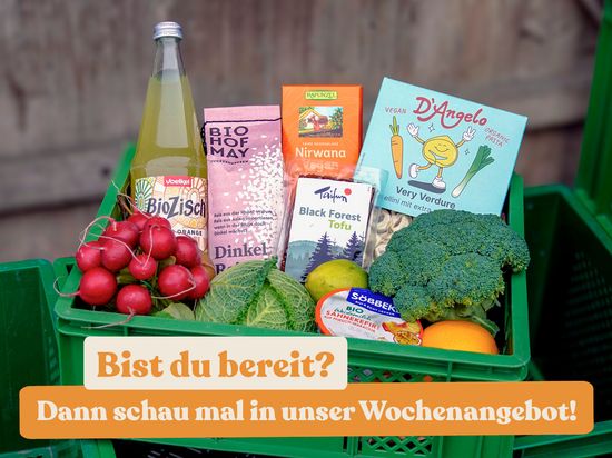 Frau mit Bio Aufstrichen in den Händen