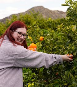 Mann mit Clementinen in der Hand