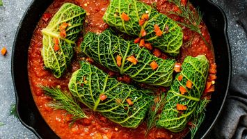 Rezeptbild fürWirsing-Roulade mit  Schafskäse-Kräuter-Füllung