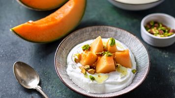 Rezeptbild fürCantaloup-Melone mit Rahmjoghurt und Honig-Pistazien