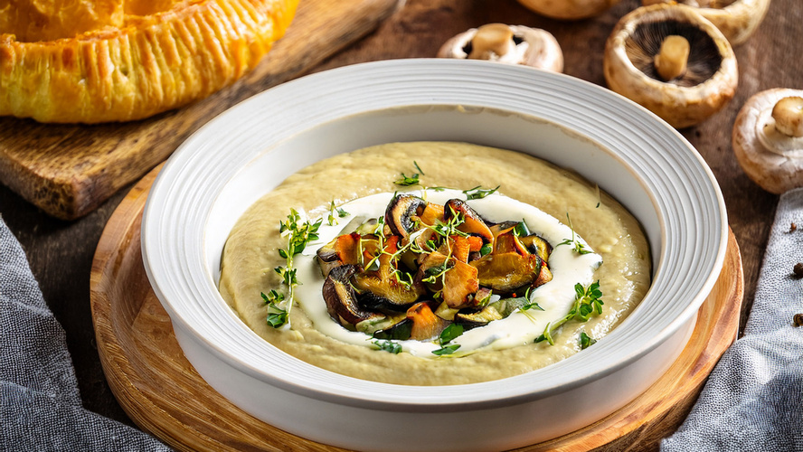 Rezeptbild für Zucchinirahmsuppe mit gebratenen Pilzen und Blätterteigkuppel