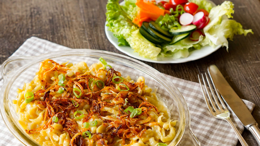 Rezeptbild für Käsespätzle mit gemischtem Salat