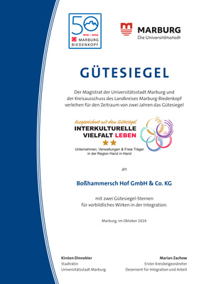 KI generiert: Ein Gütesiegel wird an Boßhammersch Hof GmbH & Co. KG für interkulturelle Vielfalt verliehen.