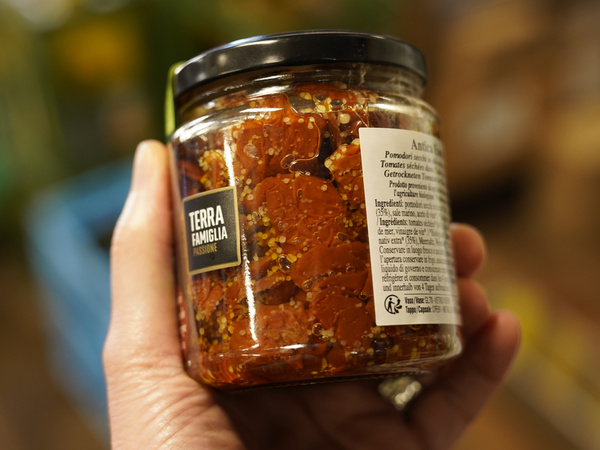 KI generiert: Das Bild zeigt eine stilisierte Illustration einer gelben Karotte mit grünem Blattwerk auf einem hellgrünen Hintergrund. Der Hauptinhalt ist die minimalistische Darstellung der Karotte.