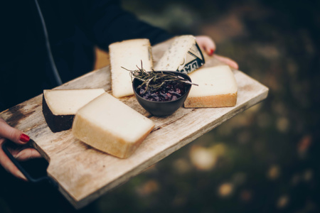 KI generiert: Das Bild zeigt eine bunte, mexikanisch inspirierte Bowl mit Zutaten wie Tomaten, Bohnen, Mais, Avocado und Tortilla-Chips. Drumherum sind frische Zutaten wie Limetten, Kirschtomaten und Frühlingszwiebeln verteilt.