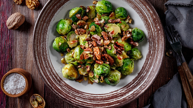 Rezeptbild für Lauwarmer Rosenkohlsalat mit Speck und Nüssen