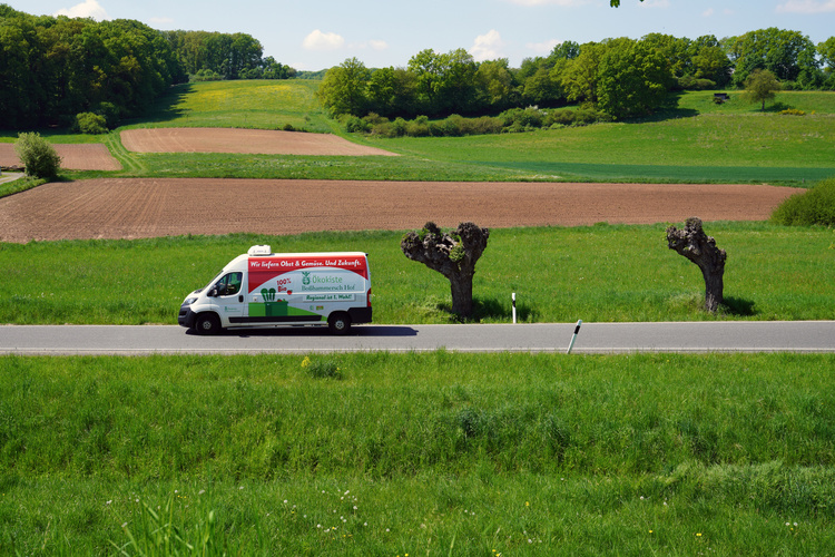 Ökokisten Fahrzeug fährt auf der Straße