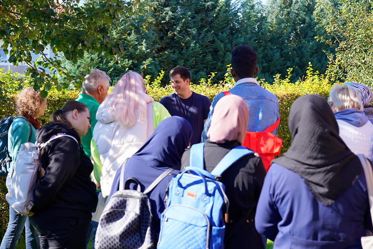 Besuch auf dem Boßhammersch Hof eine Gruppe des interkulturellen Austauschs