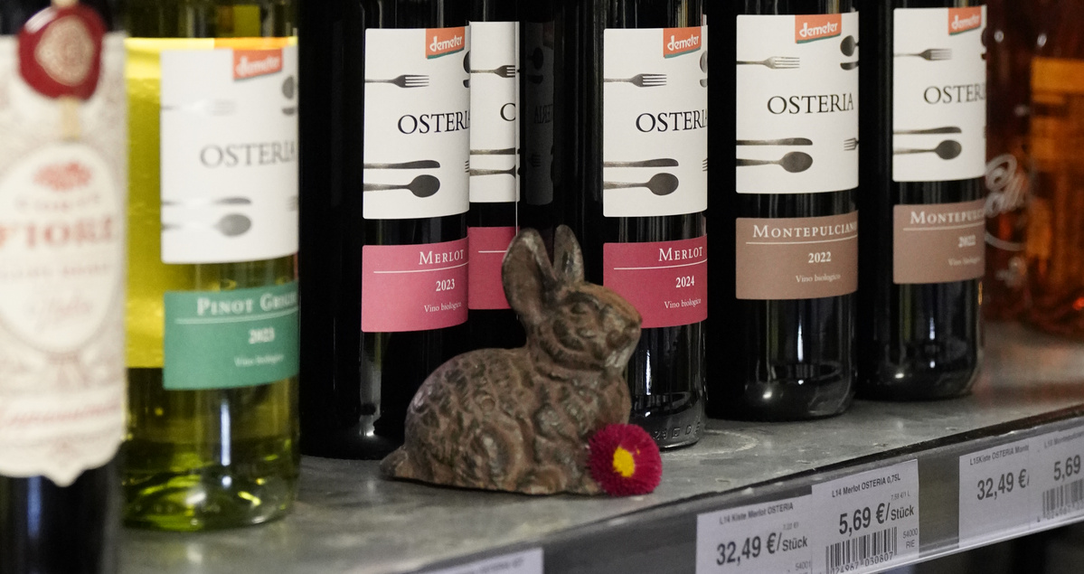 KI generiert: Das Bild zeigt eine Auswahl an Wurzelgemüsen, darunter lila Karotten, Pastinaken und eine Steckrübe, auf einem Holztisch arrangiert.