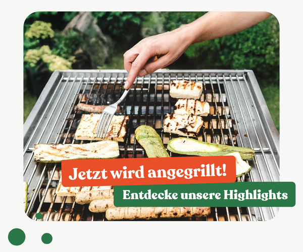 KI generiert: Eine Hand grillt Gemüse. Text: "Jetzt wird angegrillt! Entdecke unsere Highlights".