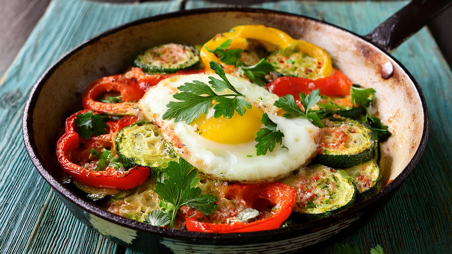 Rezeptbild für Sommerliches Zucchini-Gröstl mit Ei