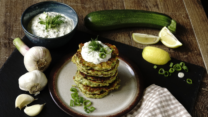 Rezeptbild für Zucchini-Puffer mit Tsatsiki