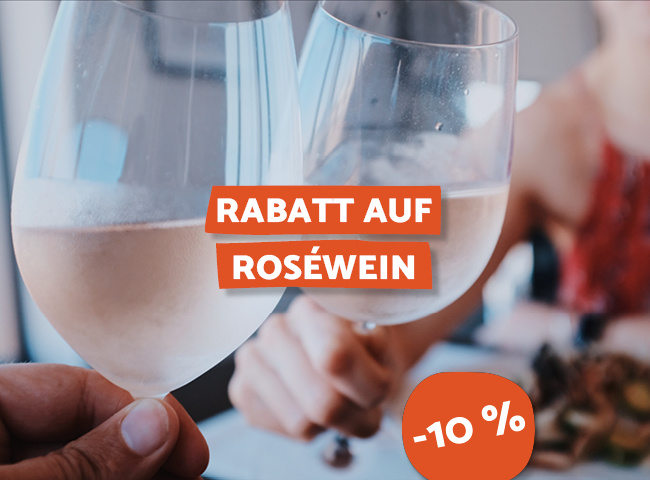 Anstoßen mit Weingläser gefüllt mit Roséwein