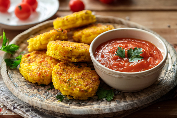 KI generiert: Das Bild zeigt ein Stück Apfelkuchen auf einem Teller, daneben liegt eine Gabel. Der Fokus liegt auf der knusprigen Kruste und der saftigen Füllung des Kuchens.