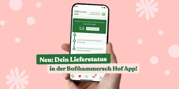 KI generiert: Eine Hand hält ein Smartphone. Text: "Neu: Dein Lieferstatus in der Boßhammersch Hof App!"