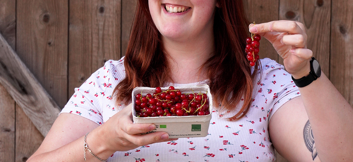 KI generiert: Das Bild zeigt eine Auswahl an Wurzelgemüsen, darunter lila Karotten, Pastinaken und eine Steckrübe, auf einem Holztisch arrangiert.