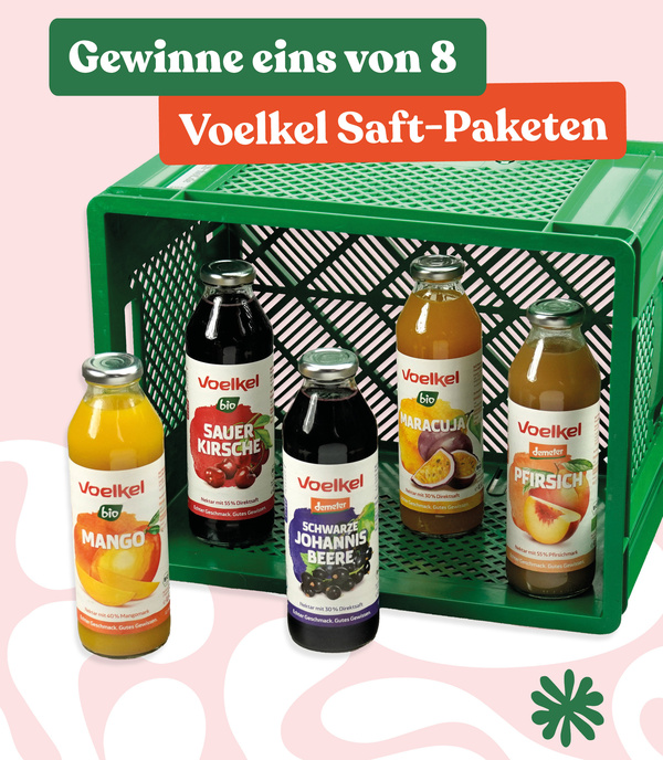 KI generiert: Fünf Voelkel Saftflaschen vor einer grünen Kiste. Text: "Gewinne eins von 8 Voelkel Saft-Paketen".