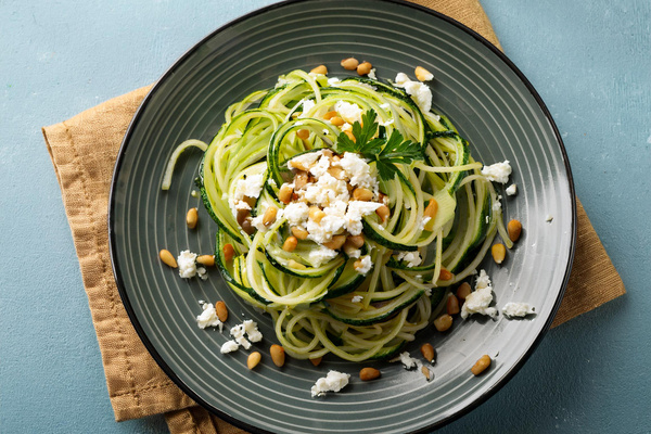 KI generiert: Das Bild zeigt ein Stück Apfelkuchen auf einem Teller, daneben liegt eine Gabel. Der Fokus liegt auf der knusprigen Kruste und der saftigen Füllung des Kuchens.