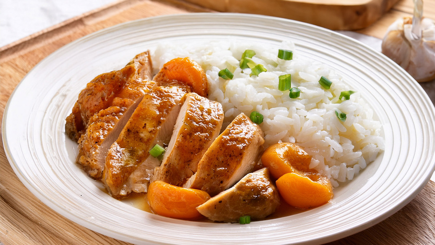 Rezeptbild für Mandelhähnchen mit Aprikosen und Frühlingszwiebeln