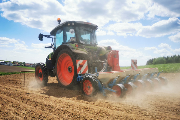 Traktor bei der Arbeit auf einem Feld