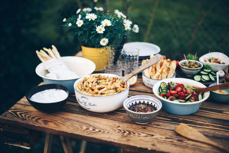 gedeckter Tisch mit Salaten