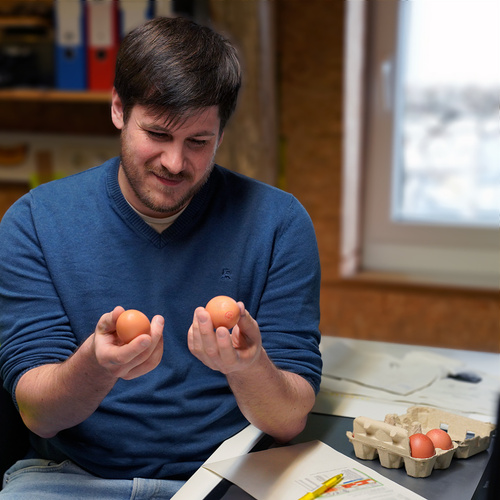 Moritz hält 2 Eier in der Hand