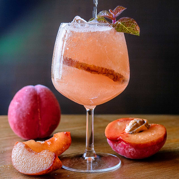 KI generiert: Das Bild zeigt ein Stück Apfelkuchen auf einem Teller, daneben liegt eine Gabel. Der Fokus liegt auf der knusprigen Kruste und der saftigen Füllung des Kuchens.