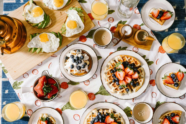 Reichhaltig gedeckter Tisch zum Brunch