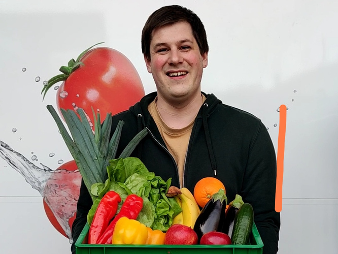 Moritz mit einer Kiste gefüllt mit Obst und Gemüse