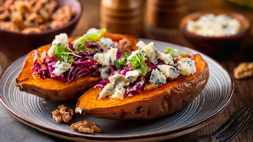 Rezeptbild für Überbackene Süßkartoffel mit Salat