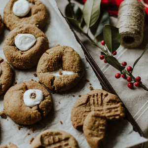 KI generiert: Das Bild zeigt eine bunte, mexikanisch inspirierte Bowl mit Zutaten wie Tomaten, Bohnen, Mais, Avocado und Tortilla-Chips. Drumherum sind frische Zutaten wie Limetten, Kirschtomaten und Frühlingszwiebeln verteilt.