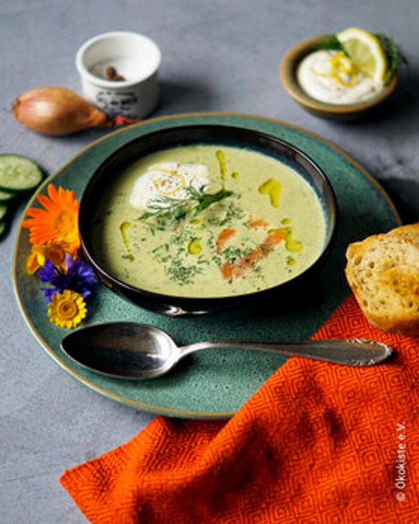 Produktfoto zu Sommerliche Gurkensuppe mit Räucherlachs
