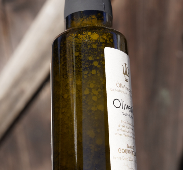 KI generiert: Das Bild zeigt eine stilisierte Illustration einer gelben Karotte mit grünem Blattwerk auf einem hellgrünen Hintergrund. Der Hauptinhalt ist die minimalistische Darstellung der Karotte.