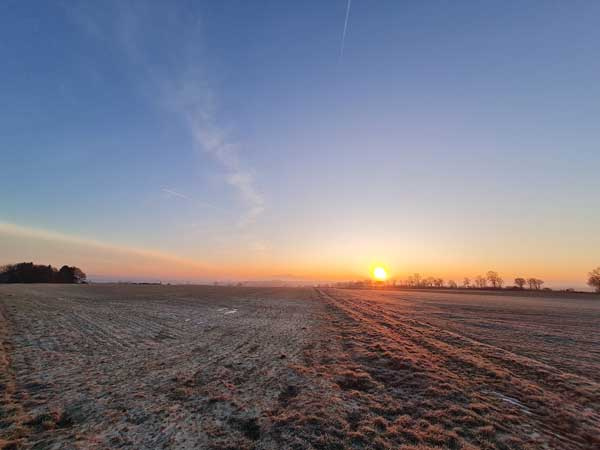 Sonnenaufgang über vereiste Felder