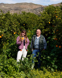KI generiert: Das Bild zeigt mehrere Personen, die in einer Küche zusammenarbeiten, vermutlich bei einem Kochkurs oder einer Gruppenkochaktivität. Sie tragen Schürzen und sind mit der Zubereitung von Zutaten beschäftigt.