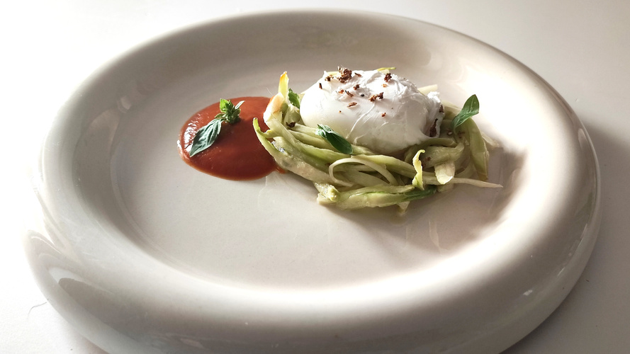 Rezeptbild für Puntarelle-Salat mit Kirschtomatenreduktion und pochiertem Ei