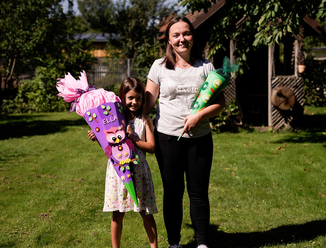 Valentina und ihre Tochter mit einer Schultüte