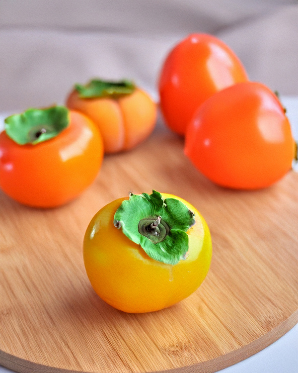 KI generiert: Das Bild zeigt ein fröhliches Kind, das die Zunge herausstreckt und ein verschmitztes Gesicht macht. Es trägt ein blaues T-Shirt und wirkt verspielt.