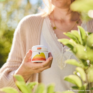 KI generiert: Das Bild zeigt mehrere Personen, die in einer Küche zusammenarbeiten, vermutlich bei einem Kochkurs oder einer Gruppenkochaktivität. Sie tragen Schürzen und sind mit der Zubereitung von Zutaten beschäftigt.