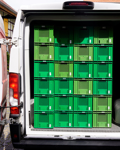 KI generiert: Das Bild zeigt mehrere Personen, die in einer Küche zusammenarbeiten, vermutlich bei einem Kochkurs oder einer Gruppenkochaktivität. Sie tragen Schürzen und sind mit der Zubereitung von Zutaten beschäftigt.