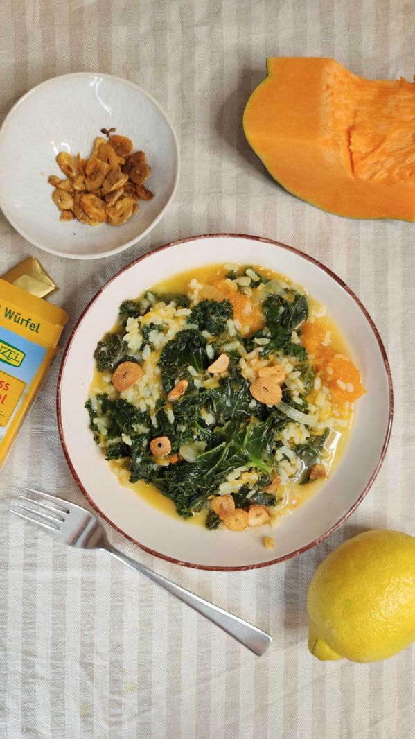 Teller mit Bruschetta, im Hintergrund Olivenöl und Basilikum