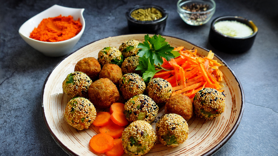 Rezeptbild für Gebackene Sesam Kartoffelbällchen mit Möhrensalat