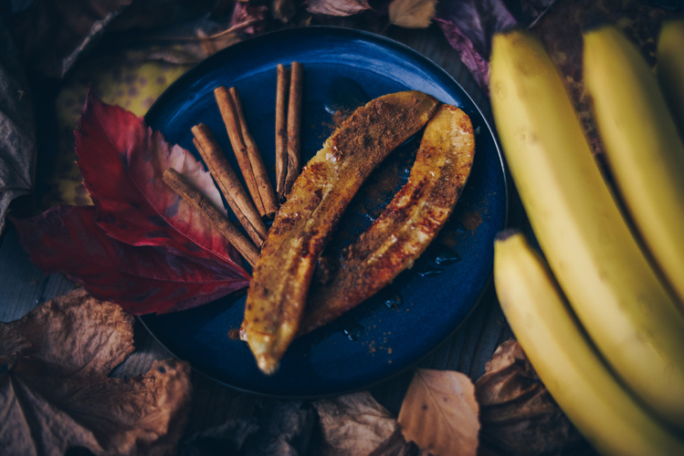 Teller mit gebackenen Bananen