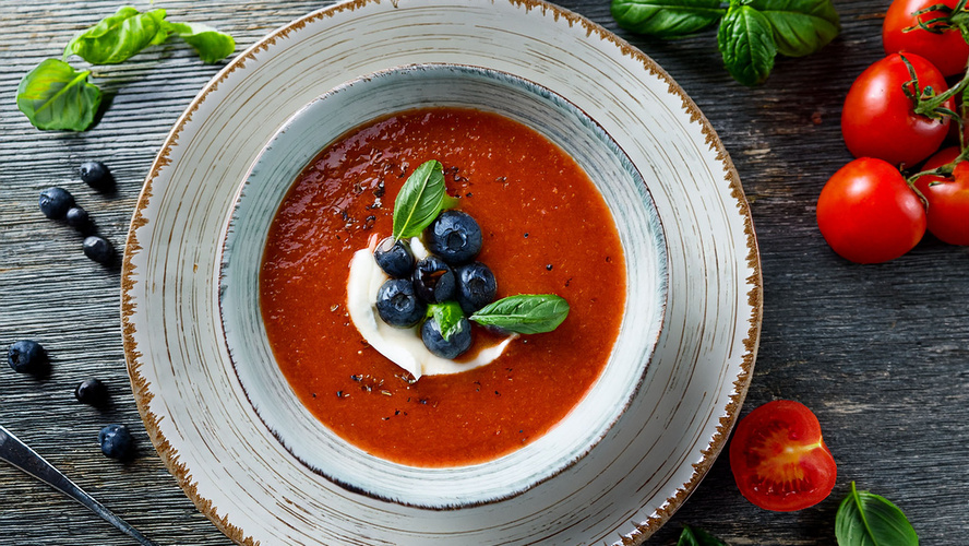 Rezeptbild für Kaltes Tomatensüppchen mit Basilikum-Blaubeer-Topping