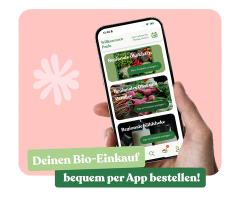 KI generiert: Das Bild zeigt eine Hand, die ein Smartphone hält, auf dem die App der Boßhammersch Hof beworben wird. Begleitend dazu steht der Text, dass die App jetzt verfügbar ist, um bequem Bio-Produkte einzukaufen.